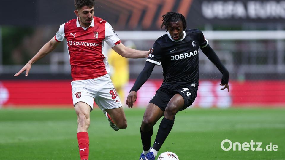 Das Hinspiel in Braga verloren die Freiburger knapp mit 1:2 - die Niederlage will der SC mit Johan Manzambi (r) wettmachen. (Archivbild) Bild: Miguel Angelo Pereira/AP/dpa
