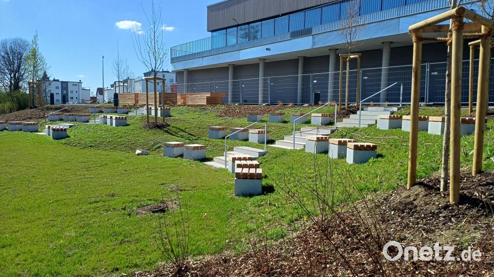 Zwei grüne Klassenzimmer mit W-Lan-Anbindung und den Hochbeeten im Hintergrund, die auf Bepflanzung warten. Bild: Realschule Kemnath