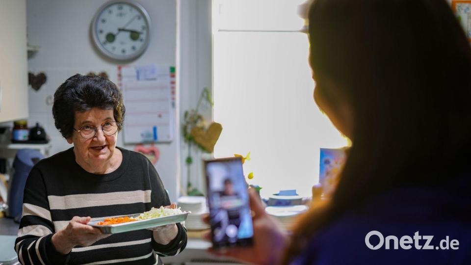 Oma kocht, Vanessa filmt - wie lange die zwei noch Videos machen, hängt ganz davon ab, wie lange Annemarie noch möchte. Bild: Christoph Reichwein/dpa
