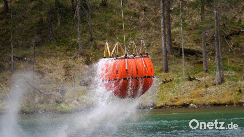 Aus nahegelegenen Seen holen die Hubschrauber das Löschwasser. Bild: Uwe Lein/dpa