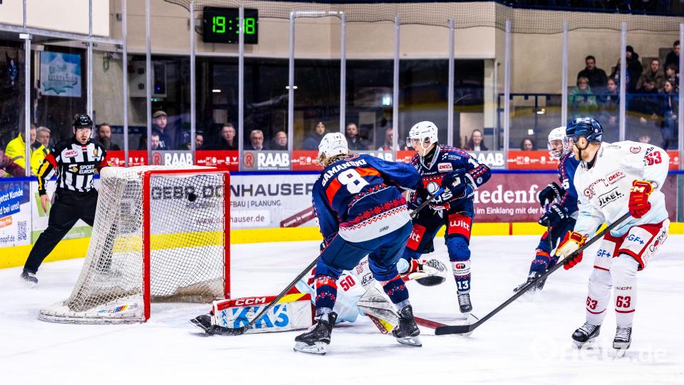 Das war das 2:0 für die Blue Devils Weiden gegen die Düsseldorfer EG: Neal Samanski (links) vollendete einen Konter aus dem Lehrbuch. Bild: Tobias Neubert
