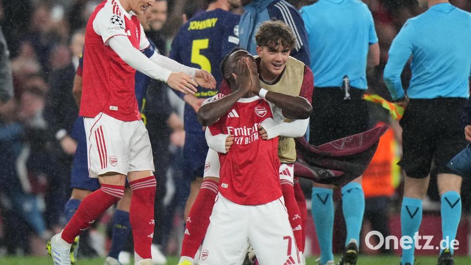Siegtorschütze Bukayo Saka sackte nach dem Abpfiff überglücklich zusammen. Bild: Alastair Grant/AP/dpa