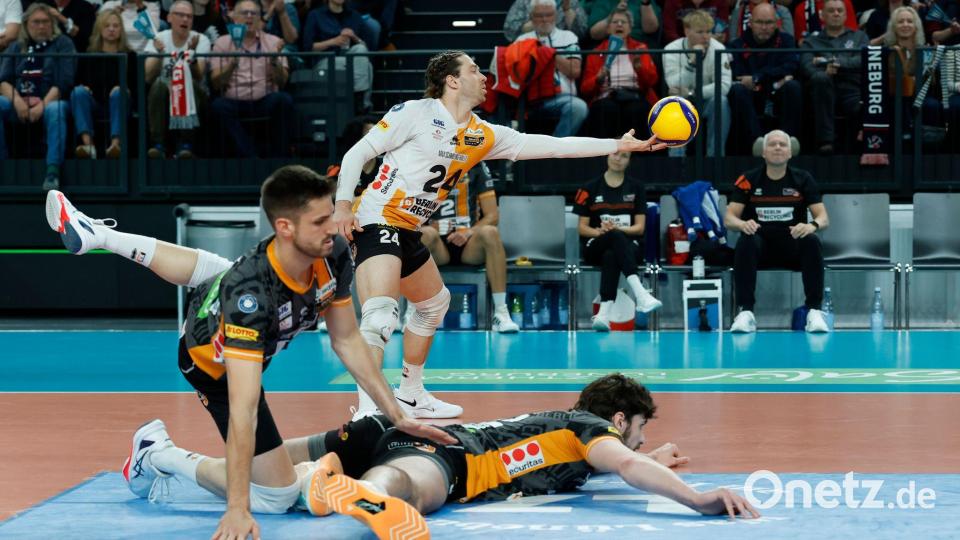 Kyle Dagostino (M) und seine Mitspieler von den BR Volleys in Aktion. Bild: Georg Wendt/dpa