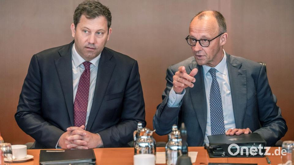 „Business as usual“ in der Kabinettssitzung. Aber eine kleine Ansprache zum Jahrestag gab es dann doch. Bild: Michael Kappeler/dpa