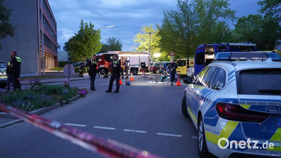 Polizisten sichern den Einsatzort nach den Schüssen auf den Verdächtigen. Bild: Stein/swd-medien/dpa