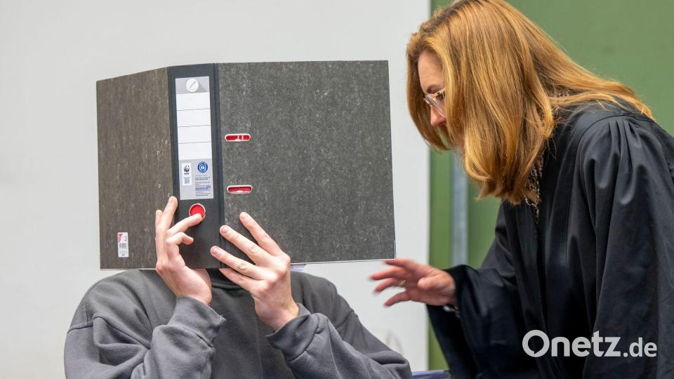 Der Angeklagte mit seiner Anwältin Birgit Schwerdt. Bild: Peter Kneffel/dpa