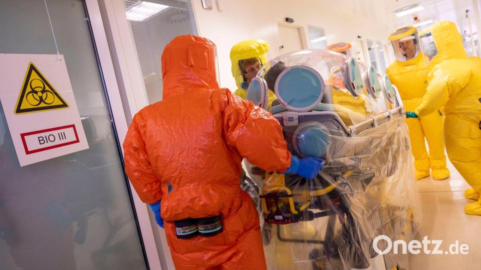 Auf einer Sonderisolierstation können hochinfektiöse Patienten behandelt werden. (Archivbild) Bild: Thomas Banneyer/dpa