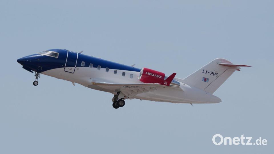 Ein Ambulanzflugzeug startet in Kap Verde mit evakuierten Patienten vom Kreuzfahrtschiff „Hondius“ vom Flughafen. Bild: Misper Apawu/AP/dpa