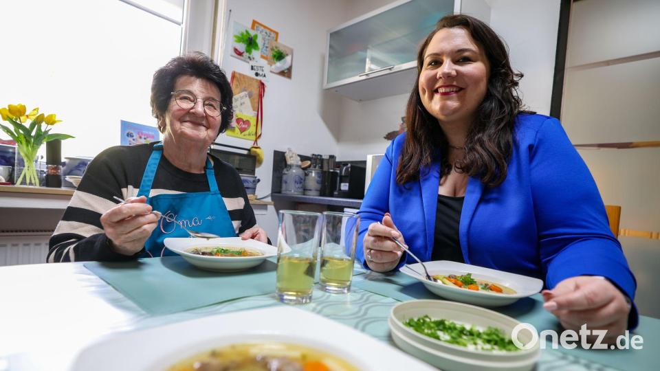 Oma Annemarie und ihre Enkelin Vanessa genießen die gemeinsame Zeit, die sie durch das Video-Projekt miteinander verbringen. Bild: Christoph Reichwein/dpa