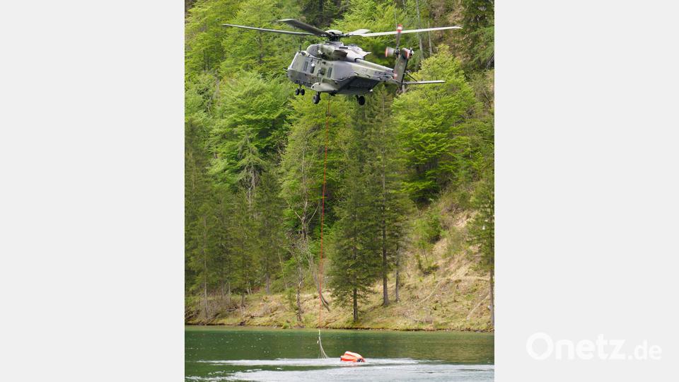 Ein Hubschrauber füllt einen Löschwasserbehälter. Bild: Uwe Lein/dpa