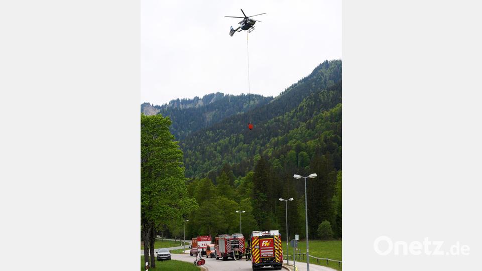 Einsatzkräfte am Boden unterstützen die Löschbemühungen  aus der Luft. Bild: Uwe Lein/dpa