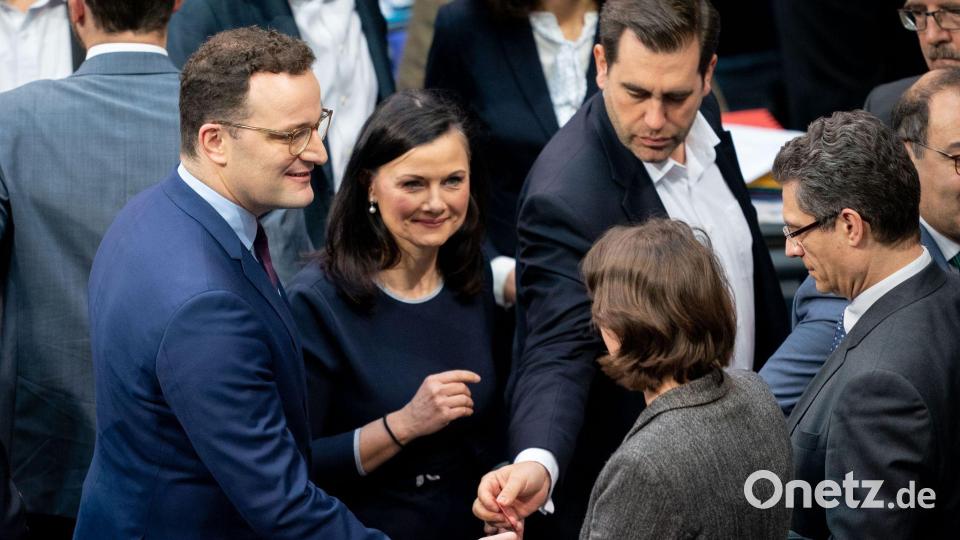 Bereits 2020 stimmte der Bundestag über neue Organspenderegeln ab - hier Jens Spahn (CDU), damals Gesundheitsminister, neben Gitta Connemann (CDU) bei der Abstimmung. (Archivfoto) Bild: Kay Nietfeld/dpa