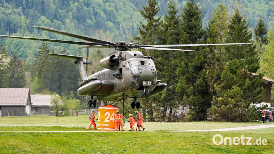 Hubschrauber sind weiter im Akkord unterwegs. Bild: Uwe Lein/dpa