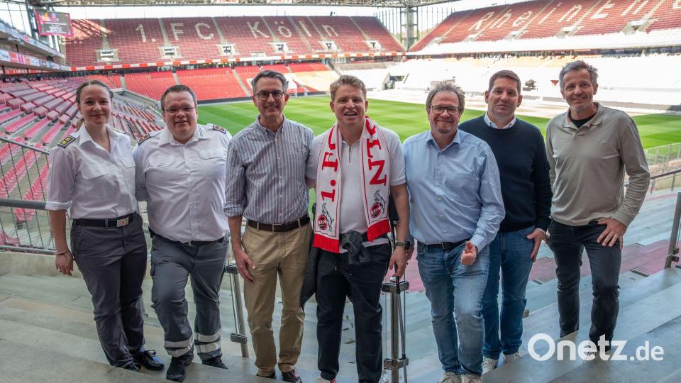 Marc Stentenbach (m, mit Schal) wurde im Stadion das Leben gerettet. Bild: -/1. FC Köln/dpa
