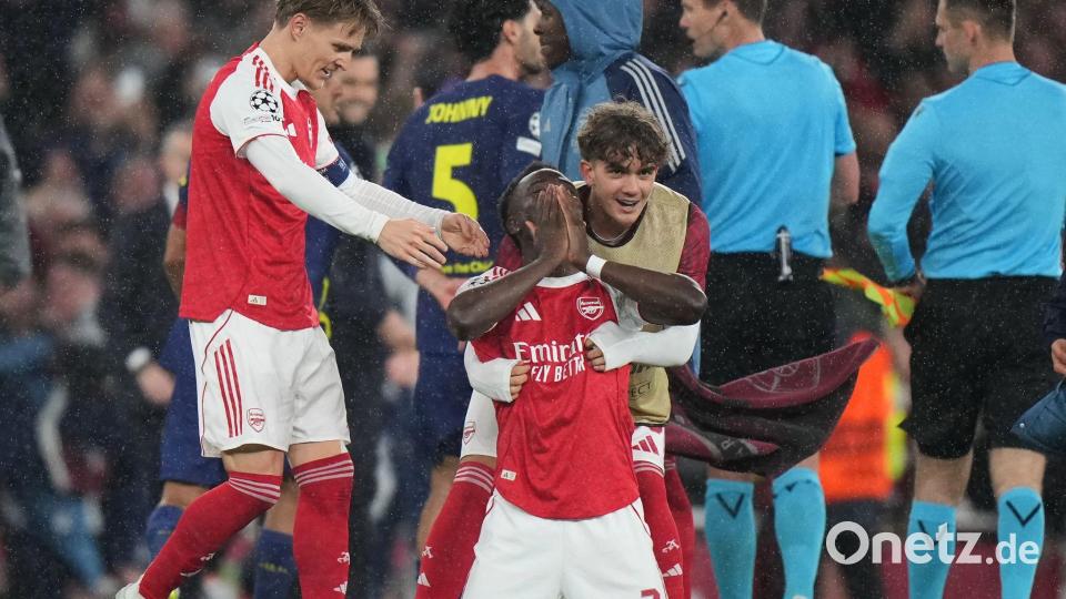 Arsenals Bukayo Saka kniet nach dem Halbfinal-Rückspiel gegen Atlético Madrid in der Champions League jubelnd auf dem Boden. Bild: Alastair Grant/AP/dpa