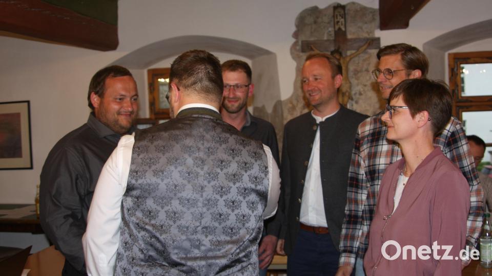Die neuen Marktratsmitglieder Maria Haberkorn, Josef Schmid, Dominik Plank, Michael Lienerth und Josef Bauer (von rechts) wurden von Bürgermeister Matthias Grundler vereidigt. Bild: wro