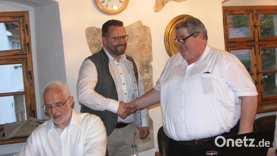 Zweiter Bürgermeister bleibt Hubert Schedl (rechts), Zur erneuten Wahl gratulierte Bürgermeister Matthias Grundler. Bild: wro