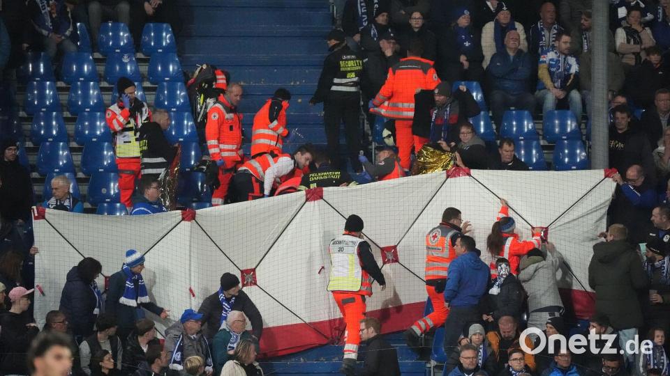 Ein medizinischer Notfall wird abgeschirmt. (Archivbild) Bild: Marc Schüler/dpa