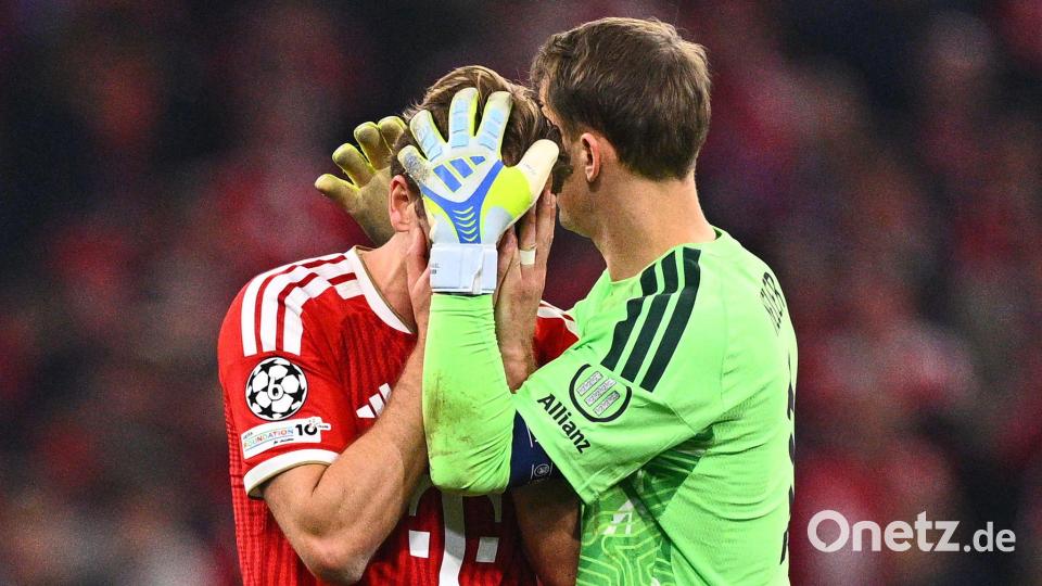 Torwart Manuel Neuer tröstet Harry Kane nach der Niederlage. Bild: Tom Weller/dpa
