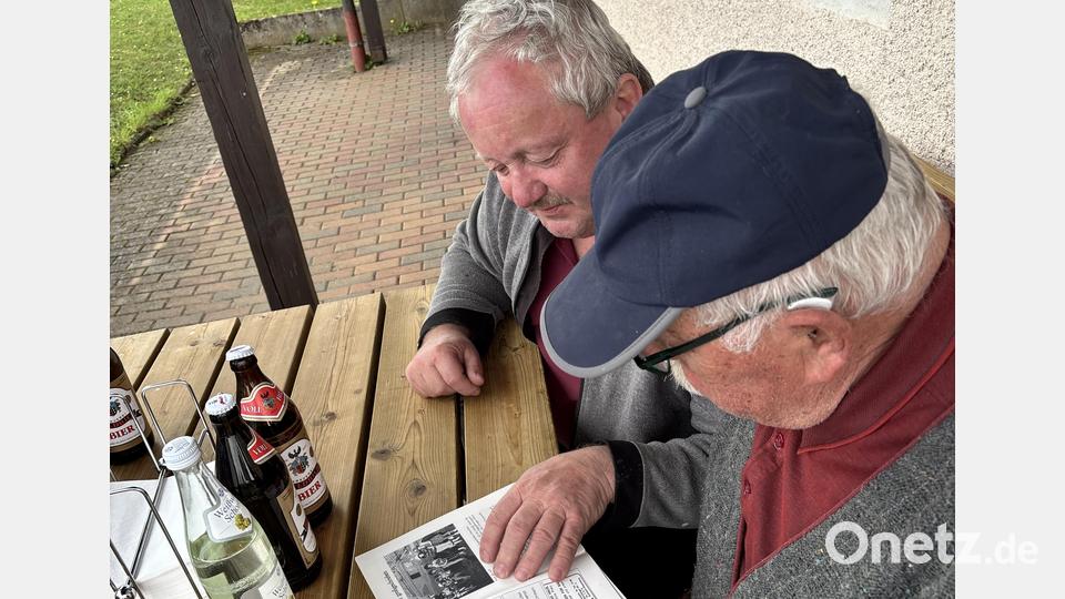Schwelgen beim Blättern in der Chronik in Erinnerungen, Ehrenkommandant Karl-Heinz Pilhöfer und Ulrich Brand (erster Jugendwart der Wehr). Bild: lei