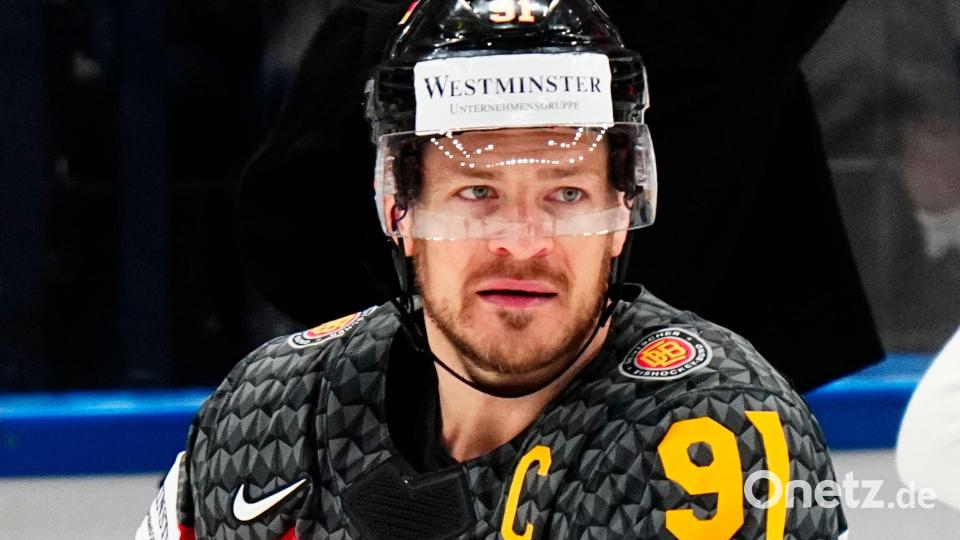 Vom langjährigen Kapitän Moritz Müller hat der Bundestrainer keine Rückmeldung über eine mögliche WM-Teilnahme erhalten. (Archivbild) Bild: Pavel Golovkin/AP/dpa