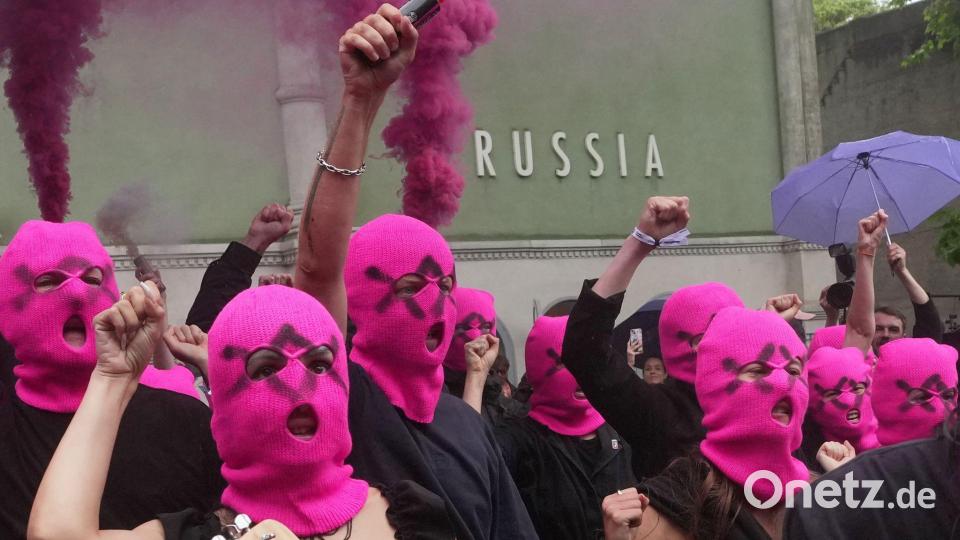 Mit farbigen Rauchbomben protestierte das russische Künstlerkollektiv Pussy Riot vor dem russischen Pavillon in Venedig. Bild: Luca Bruno/AP/dpa