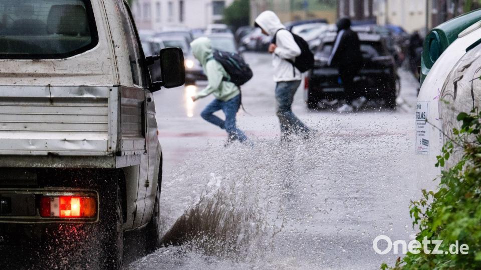 Regen bringt Segen? Von wegen! Diese Schüler in Hannover kriegen nasse Füße. Bild: Julian Stratenschulte/dpa