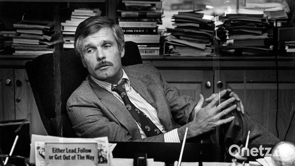 Ted Turner sitzt 1982 an seinem Schreibtisch im CNN Center. Bild: Nancy Mangiafico/Atlanta Journal-Constitution/AP/dpa