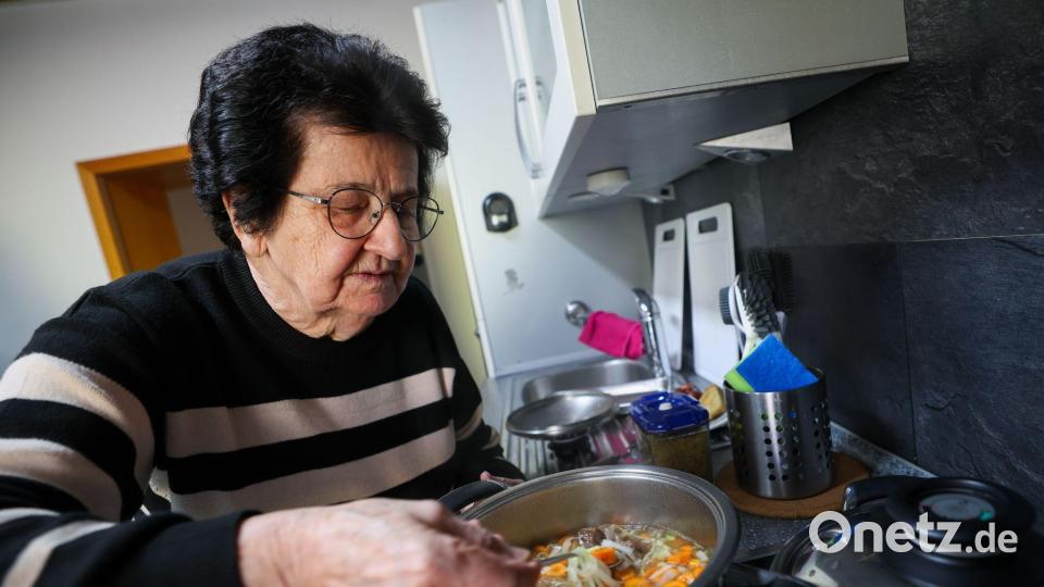 Die 79-Jährige kocht immer noch gerne jeden Tag selbst. Bild: Christoph Reichwein/dpa