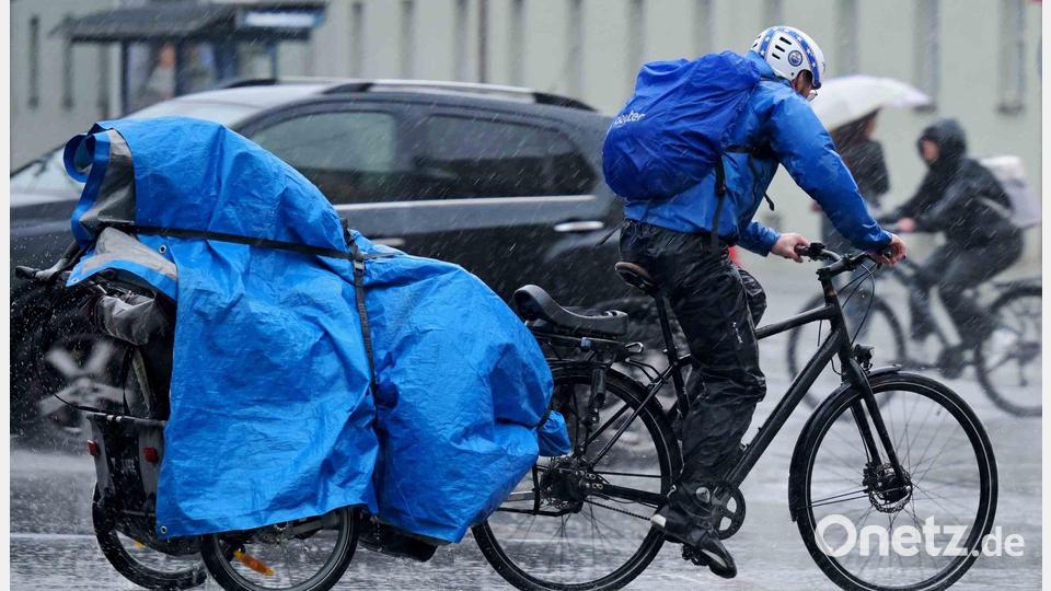 Regenschutz war in München am Abend angesagt. Bild: Malin Wunderlich/dpa