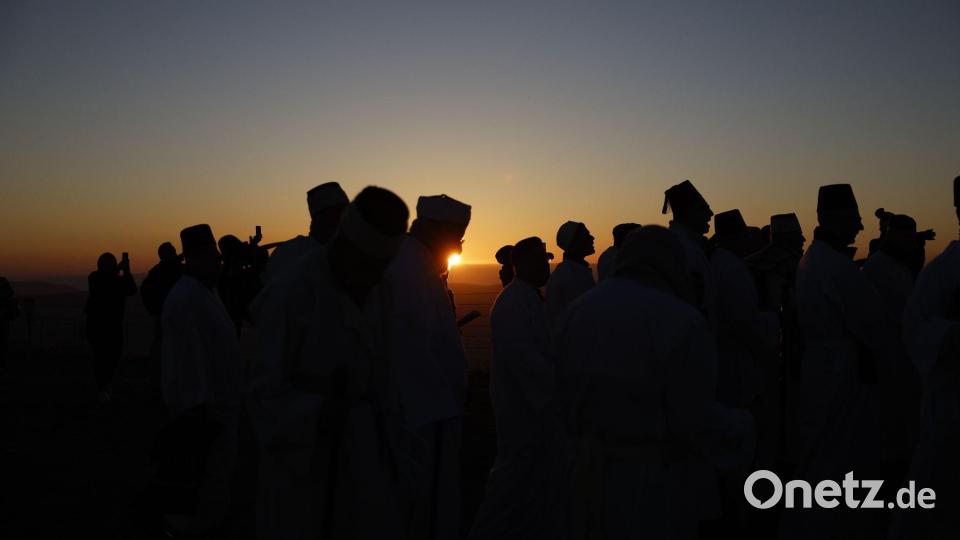 Samaritaner nehmen an der Pessach-Wallfahrt im Westjordanland teil. Bild: Jamal Awad/dpa