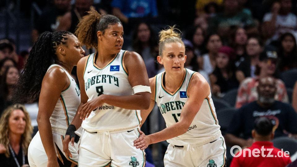 Spielen nicht mehr in einem Team: Nyara Sabally (l) und Leonie Fiebich. (Archivbild) Bild: Maximilian Haupt/dpa