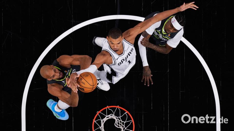 Spurs-Superstar Victor Wembanyama sorgte mit einem spektakulären Dunk für die ersten Punkte. Bild: Eric Gay/AP/dpa