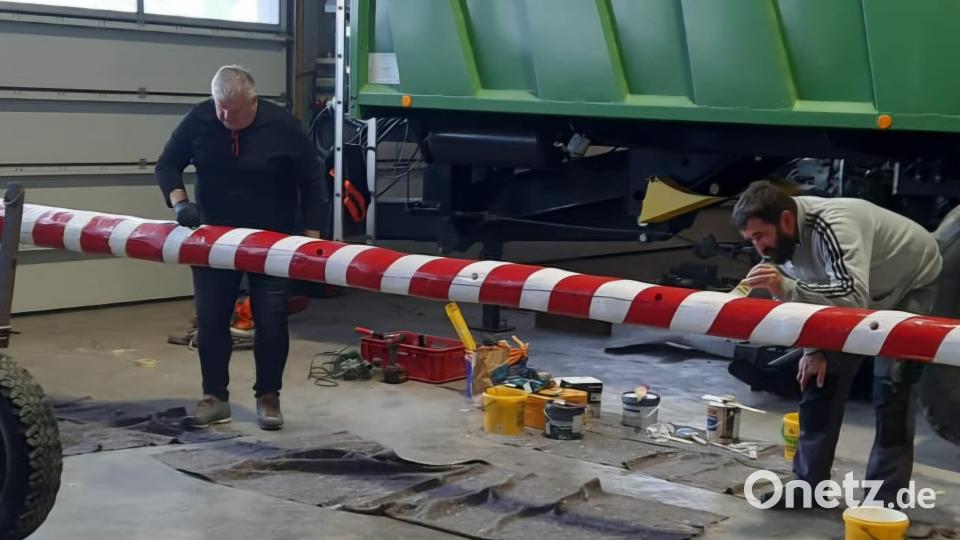 Kurzerhand wurde der Maibaum umlackiert. Jetzt ist er weiß-rot. "Wir haben in tirolisiert", erzählt Bernhard Dötterl Bild: Dötterl