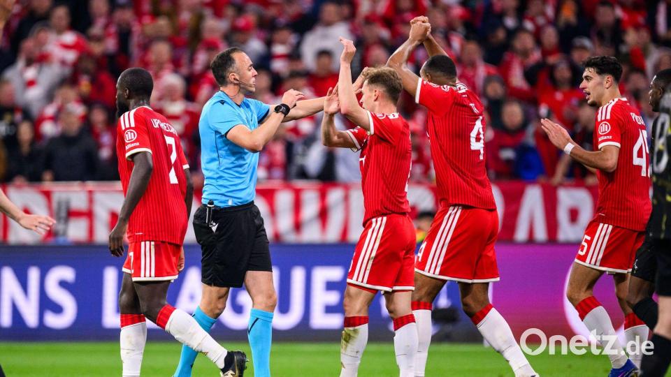 Die Bayern-Profis Joshua Kimmich und Jonathan Tah (M) bestürmen aufgebracht Schiedsrichter João Pinheiro. Bild: Tom Weller/dpa