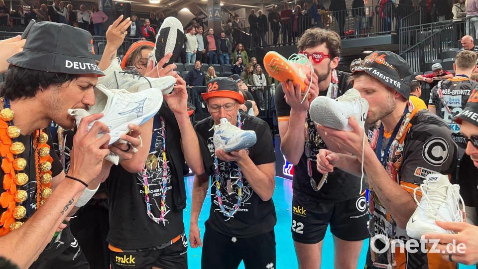 Bei den BR Volleys gab es das Sieger-Bier aus den Turnschuhen. Bild: Stefan Flomm/dpa