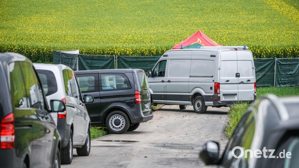 Ein Spaziergänger hatte die Leiche am Morgen auf einem Feldweg in einem landwirtschaftlichen Gebiet zwischen den Teilorten Fürfeld und Bonfeld in Bad Rappenau entdeckt. Bild: Jason Tschepljakow/dpa
