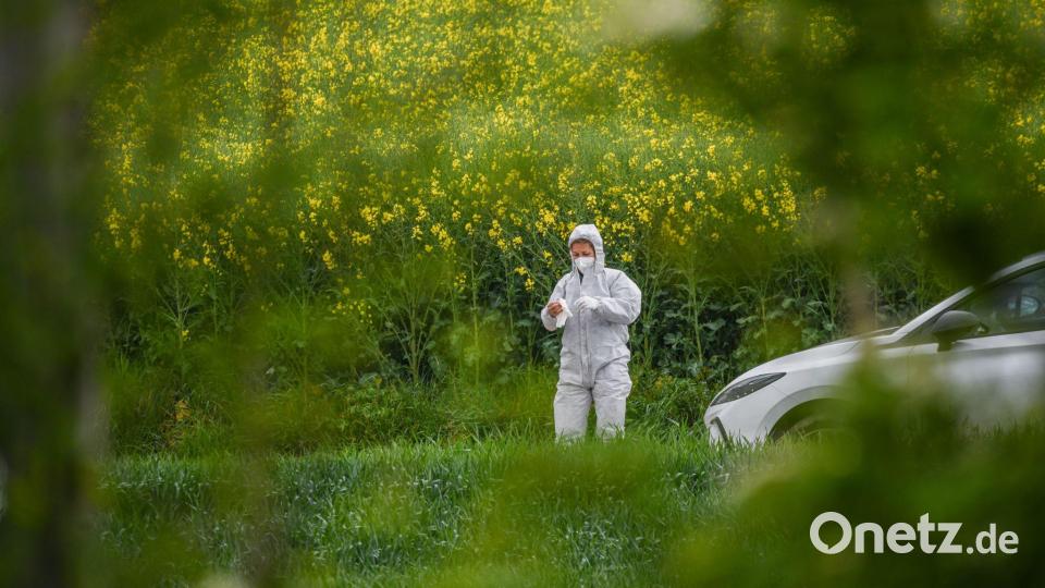 Eine Ermittlerin in weißem Ganzkörperanzug am Tatort. Bild: Jason Tschepljakow/dpa