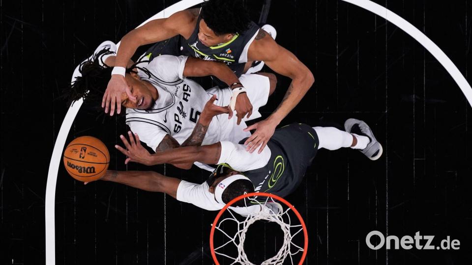 Beim NBA-Spiel der San Antonio Spurs gegen die Minnesota Timberwolves wird Stephon Castle (l) von den Spurs von Mike Conley von den Timberwolves geblockt. Bild: Eric Gay/AP/dpa