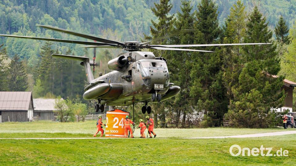 Hubschrauber starten weiter zu Löschflügen. Bild: Uwe Lein/dpa