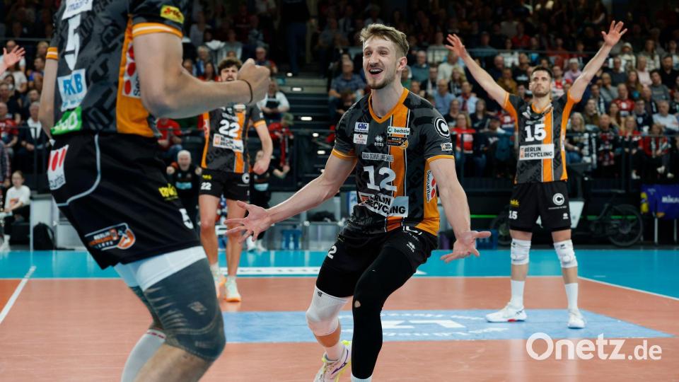 Nach dem verwandelten Matchball: Florian Krage-Brewitz (M, Berlin Volleys) jubelt mit den Teamkollegen über den Sieg. Bild: Georg Wendt/dpa
