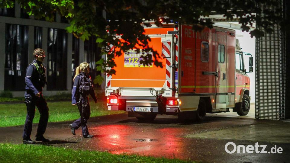 Eine Frau, die Kontakt zu einem Hantavirus-Fall hatte, wird per Krankenwagen in die Uniklinik Düsseldorf gebfracht. Bild: Christoph Reichwein/dpa