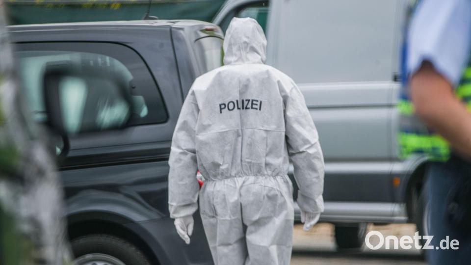 Die Polizei befindet sich nach dem Leichenfund im Großeinsatz. Bild: Jason Tschepljakow/dpa