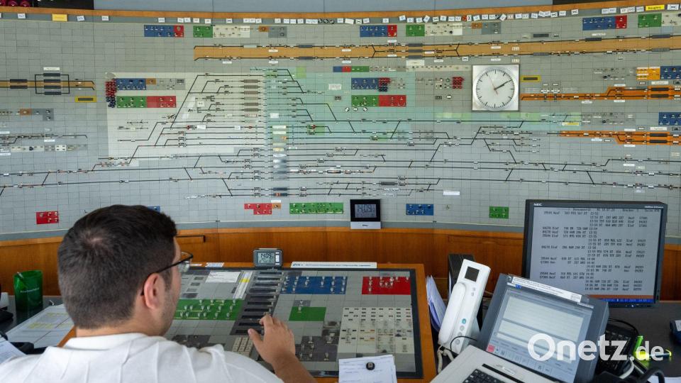 Nicht wenige Stellwerke der Bahn sind bereits 60 oder 70 Jahre alt und können nicht mehr mit neuerer Technik ausgestattet werden. Dann hilft nur der Neubau. Bild: Stefan Puchner/dpa