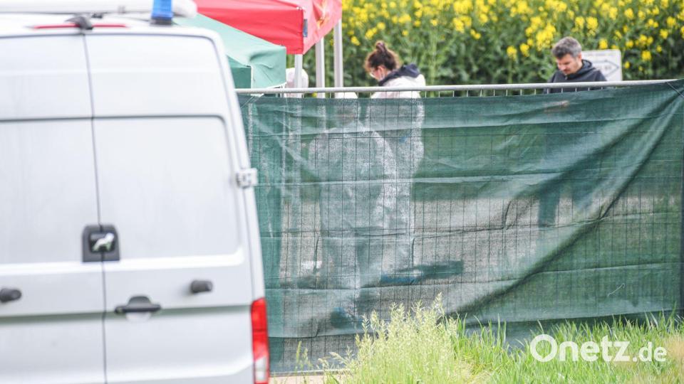 Der Leichenfundort wurde großräumig abgesperrt. Bild: Jason Tschepljakow/dpa