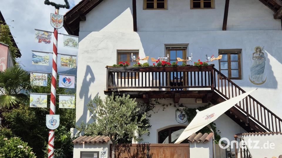 Auch 2025 stand vor dem Köhl'n Keller in Dorf Tirol ein Maibaum. Dieser stammte allerdings nicht aus der Oberpfalz. Bild: Lowak
