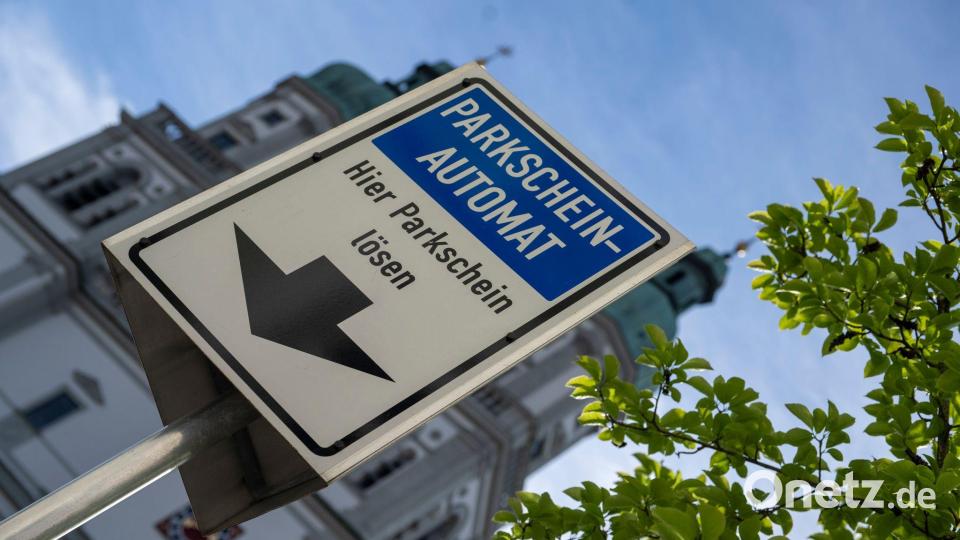 Hinweisschild auf einen Parkscheinautomaten der Stadt Kempten. (Symbolbild) Bild: Stefan Puchner/dpa