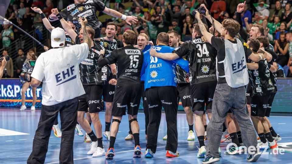 Die Füchse Berlin feierten ausgelassen den Halbfinal-Einzug. Bild: Andreas Gora/dpa