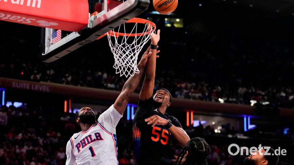 Center-Talent Ariel Hukporti (r) kam wegen der dünnen Personaldecke der Knicks früh uns Spiel. Bild: Yuki Iwamura/AP/dpa
