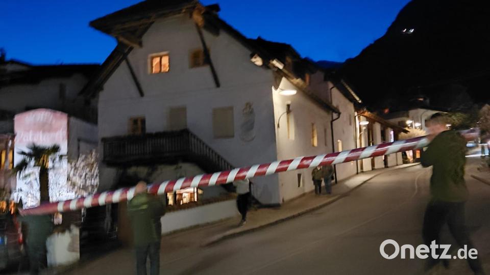 Nach langer Fahrt kam der Maibaum schließlich in Dorf Tirol an, wo er am 30. April vor dem Köhl'n Keller aufgestellt wird. Bild: Dötterl
